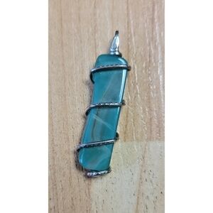 Wire wrapped stone pendant without chain